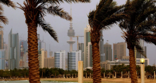 أمطار غزيرة تجرف سيارات وتغرق شوارع في الكويت