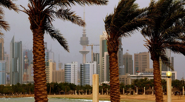 أمطار غزيرة تجرف سيارات وتغرق شوارع في الكويت