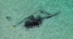 طائرة هليكوبتر تسقط على شاطئ مكتظ بالسباحين في ميامي، والسلطات تفتح تحقيقاً (فيديو)