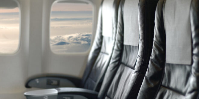 مضيفة تكشف "سببا خطيرا" يمنع المسافرين من تغيير مقاعدهم على متن الطائرة دون استشارة الطاقم