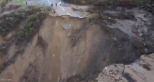 متعهد بناء يتسبب بانهيار في أحد الطرقات بريف دمشق وقطع المياه عن سكانها