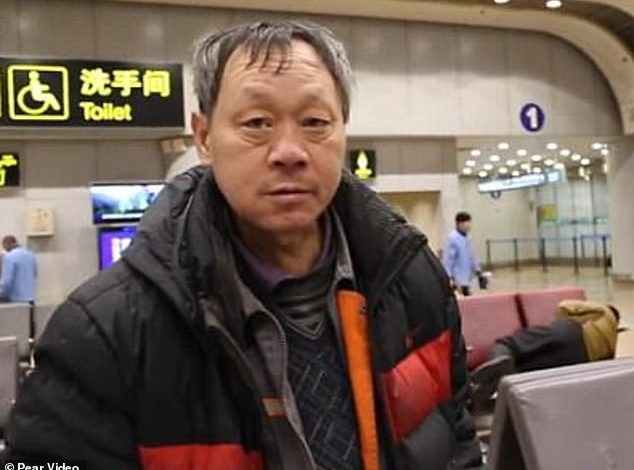 صيني يعيش في مطار بكين منذ 14 عاماً!!