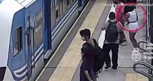 فيديو لحادثة مروعة.. "معجزة" وقعت أسفل قطار متحرك