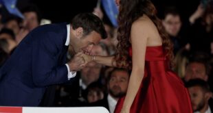 ماكرون يقبل يد مطربة مصرية في حفل إعادة انتخابه وتصبح حديث الصحف الفرنسية... فيديو