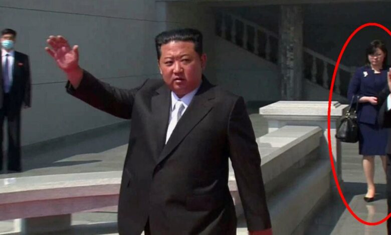 امرأة “غامضة” تظهر بجوار الزعيم الكوري الشمالي