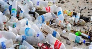 العثور لأول مرة على “بلاستيك” في رئات البشر الأحياء! دراسة تحذّر من أخطار الأكياس وزجاجات الشرب