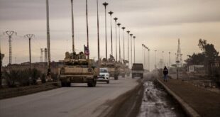 عشرات الآليات الأمريكية تنقل النفط والقمح المسروق من سوريا باتجاه العراق