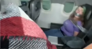 امرأة هاجمت طاقم الطائرة والعقوبة التي تتلقاها “تاريخية”