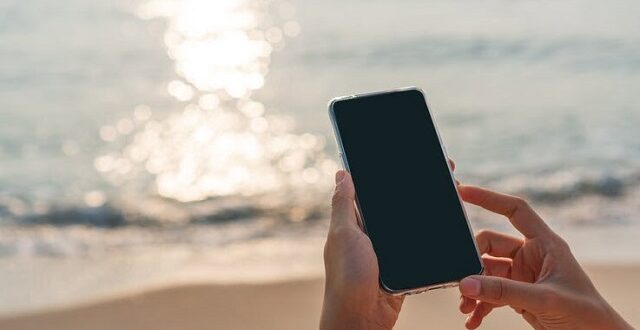 لماذا لا يجب عليك استخدام هاتفك على الشاطئ ، حتى لو كان مقاومًا للماء