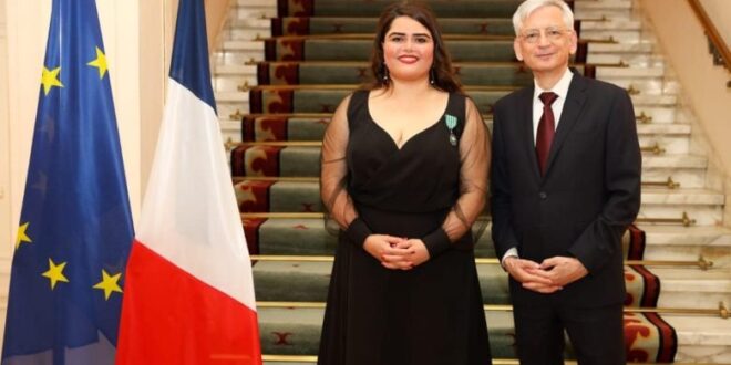 فرنسا : فنانة سورية تحصل على وسام الاستحقاق