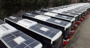 شركة تقدم مشروعاً لتحويل النقل الداخلي للعمل بكهرباء الطاقة الشمسية