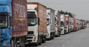 الشاحنات السورية على الحدود الأردنية
