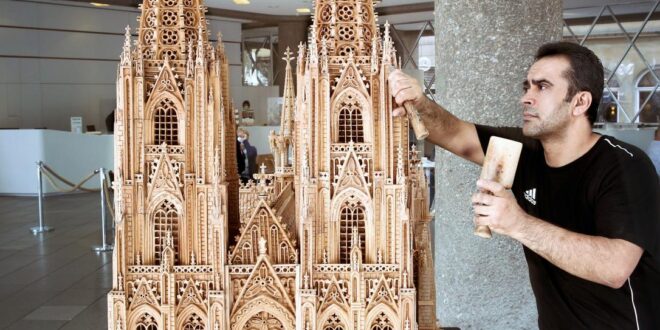 ألمانيا: نحات سوري يبدع بصنع مجسم خشبي لكاتدرائية كولن