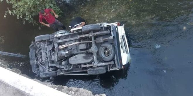 إصابة خمسة مواطنين نتيجة تدهور مركبة وسقوطها في مجرى نهر بردى