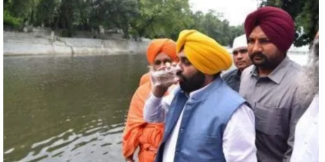 بالفيديو.. سياسي هندي أراد إثبات أن مياه نهر آمنة للناس فتعرض للتسمم