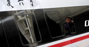 أول قطار صيني معلق في الهواء بمغناطيس... يمكنه البقاء في السماء بلا كهرباء