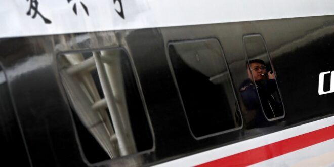أول قطار صيني معلق في الهواء بمغناطيس... يمكنه البقاء في السماء بلا كهرباء