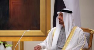 رئيس الإمارات محمد بن زايد يقود مروحية في جولة حول بلاده... فيديو