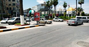 كويتي في الأردن يعتلي مركبته ويرمي النقود بالشارع العام
