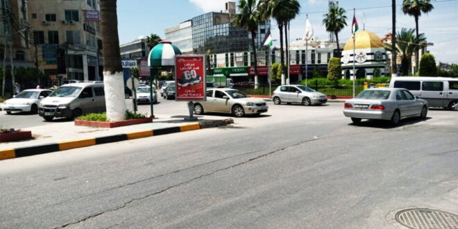 كويتي في الأردن يعتلي مركبته ويرمي النقود بالشارع العام