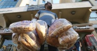 لبنانيون يذهبون الى سورية لشراء الخبز