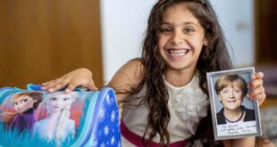 ميركل تفاجئ طفلة سورية لاجئة بهدية غير متوقعة في يومها الدراسي الأول