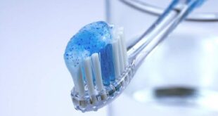أطباء الأسنان يحذرون من أضرار معاجين تبييض الأسنان