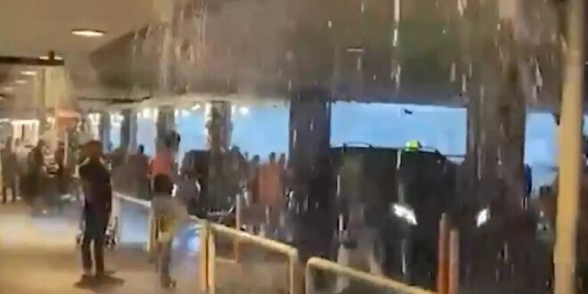 وسط دهشة الركاب.. تدفق المياه من سقف مطار جنيف بسبب الأمطار الغزيرة! (فيديو)