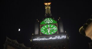 صواعق تضرب برج الساعة في مكة