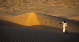 مشهد نادر في صحراء السعودية.. سيول ووديان تتدفق في الربع الخالي