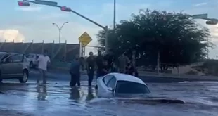 “بالوعة” كبيرة تبتلع سيارة كانت بداخلها امرأة في أمريكا! فيديو أظهر كيف اختفت بين المياه