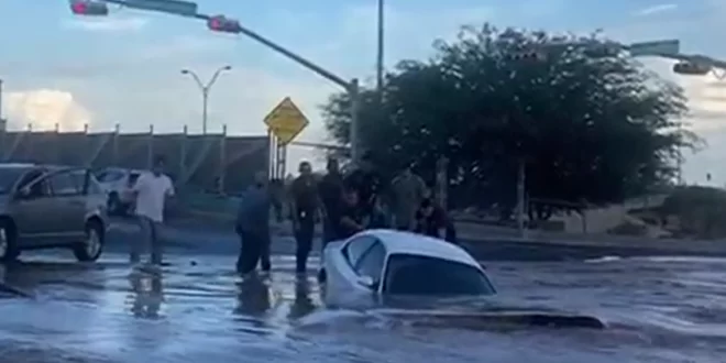 “بالوعة” كبيرة تبتلع سيارة كانت بداخلها امرأة في أمريكا! فيديو أظهر كيف اختفت بين المياه