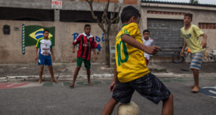 نادٍ برازيلي شهير يتعاقد مع طفل بعد تسجيله هدفاً مذهلاً.. فيديو أظهر مهارته الفائقة