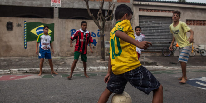 نادٍ برازيلي شهير يتعاقد مع طفل بعد تسجيله هدفاً مذهلاً.. فيديو أظهر مهارته الفائقة