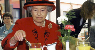 كيس شاي استخدمته الملكة إليزابيث الثانية يباع بـ 12 ألف دولار