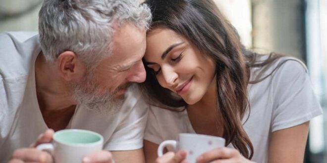هل يؤثر فارق العمر على العلاقة بين الزوجين