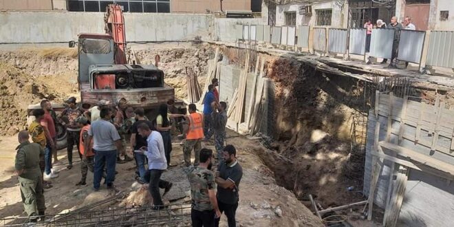 إصابة عاملي بناء وإطفائي بحادثة انهيار جدار استنادي في اللاذقية