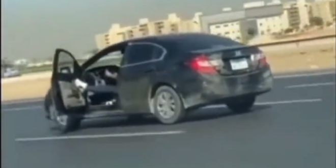 بالفيديو.. شاحنة تُلقن سائق سيارة درساً لن ينساه في مصر