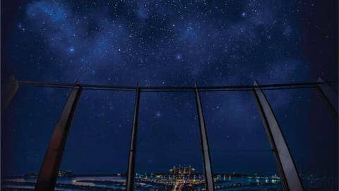 ضخم ولامع .. كوكب المشتري يظهر في سماء دبي