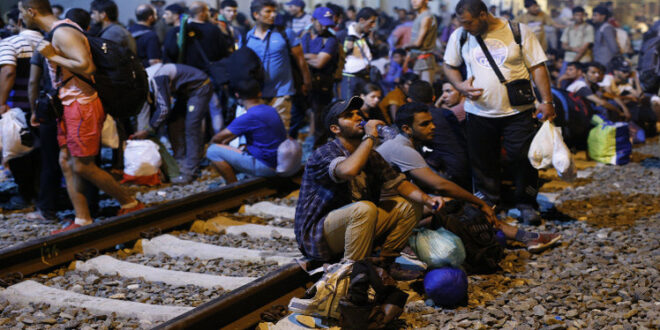 آلاف السوريين يجهزون "قافلة النور" للتوجه من تركيا لأوروبا