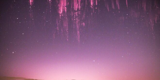 "العفاريت الحمراء" .. فلكي يرصد ظاهرة نادرة وغامضة تتوهج فوق صحراء أتاكاما في تشيلي