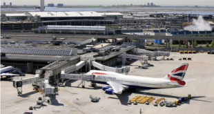 عامل في مطار يسرق طائرة ويهدد بصدم مركز تجاري في أمريكا... فيديو
