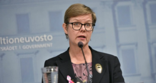 وزيرة الداخلية الفنلندية تفقد وعيها وتسقط أثناء مؤتمر حول تسرب الغاز