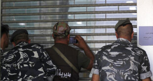 مودع لبناني يحتجز رهائن في مصرف بمدينة صيدا (فيديو)