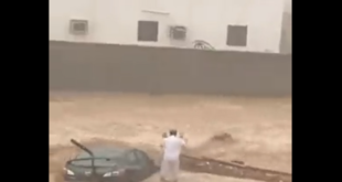السعودية.. رجل يؤدي الصلاة والسيول تحاصره من جميع الاتجاهات (فيديو)