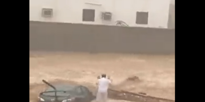 السعودية.. رجل يؤدي الصلاة والسيول تحاصره من جميع الاتجاهات (فيديو)