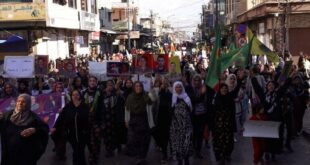 آلاف الأكراد يتظاهرون تنديداً بالهجمات التركية