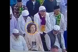 امرأة غير محجبة تصلي بين الرجال في المسجد النبوي