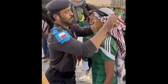 فيديو متداول لرجل أمن في قطر يساعد مشجعة على لبس “الشماغ”