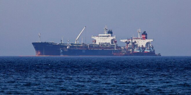 ناقلة نفط إيرانية تُفرغ حمولتها في ميناء بانياس